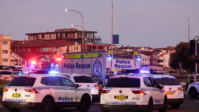 Vehículos policiales en una carretera tras un tiroteo en Bondi Beach, Sídney, el 14 de diciembre de 2025. La policía australiana informó de que dos personas habían sido detenidas tras recibir informes de múltiples disparos el 14 de diciembre en la famosa playa de Bondi Beach, en Sídney, e instó a la población a ponerse a cubierto. (Foto de DAVID GRAY / AFP a través de Getty Images)