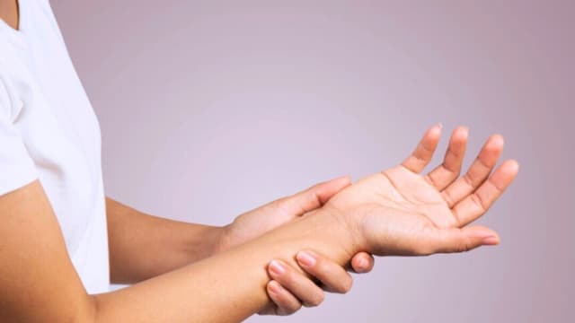 El entumecimiento de las manos es una dolencia habitual entre los adultos hoy en día y puede indicar un problema de salud subyacente. (okawa somchai/Shutterstock).