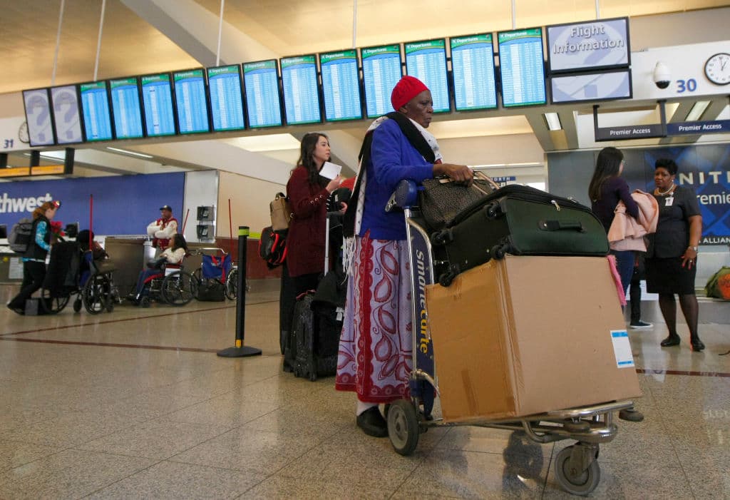 Pasajeros de una aerolínea esperan para facturar en el mostrador de United Airlines al día siguiente de un corte de electricidad causado por un incendio en el Aeropuerto Internacional Hartsfield-Jackson de Atlanta, Georgia, el 18 de diciembre de 2017. / AFP PHOTO / TAMI CHAPPELL (El crédito de la foto debe leer TAMI CHAPPELL/AFP a través de Getty Images)