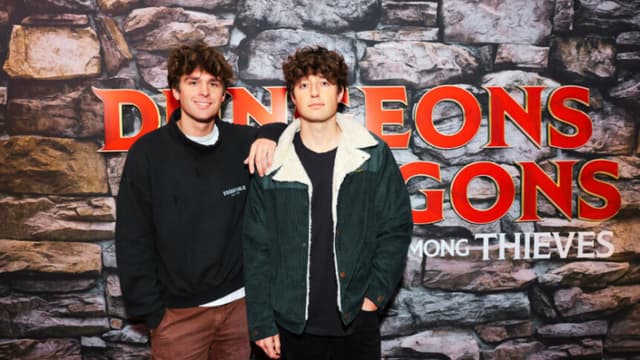 (De izquierda a derecha) Carson Genal y Tucker Genal asisten a una noche de taberna en apoyo a la película de Paramount Pictures "Dungeons & Dragons: Honor Among Thieves" en IPIC Westwood el 21 de marzo de 2023 en Los Ángeles, California. (Foto de Anna Webber/Getty Images para Paramount Pictures)