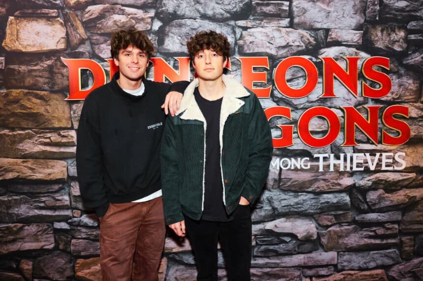 (De izquierda a derecha) Carson Genal y Tucker Genal asisten a una noche de taberna en apoyo a la película de Paramount Pictures "Dungeons & Dragons: Honor Among Thieves" en IPIC Westwood el 21 de marzo de 2023 en Los Ángeles, California. (Foto de Anna Webber/Getty Images para Paramount Pictures)