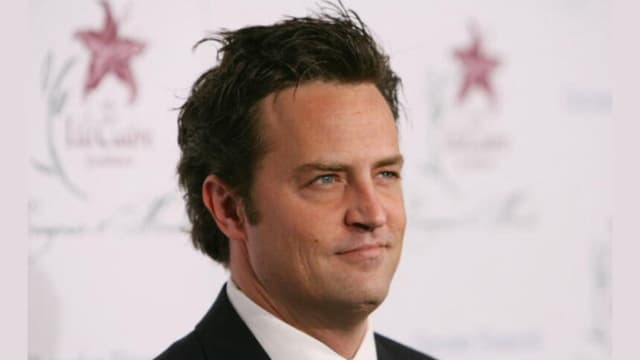 Actor Matthew Perry arrives at the 9th Annual Dinner Benefiting the Lili Claire Foundation at the Beverly Hilton Hotel on October 14, 2006 in Beverly Hills, California. (Photo by Michael Buckner/Getty Images).