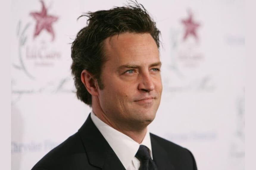 Actor Matthew Perry arrives at the 9th Annual Dinner Benefiting the Lili Claire Foundation at the Beverly Hilton Hotel on October 14, 2006 in Beverly Hills, California. (Photo by Michael Buckner/Getty Images).