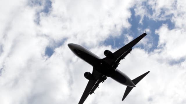 RALEIGH, CAROLINA DEL NORTE - 29 DE NOVIEMBRE: Una vista panorámica de aviones volando sobre la ciudad, fotografiada el 29 de noviembre de 2010 en Raleigh, Carolina del Norte. (Foto de Bruce Bennett/Getty Images).
