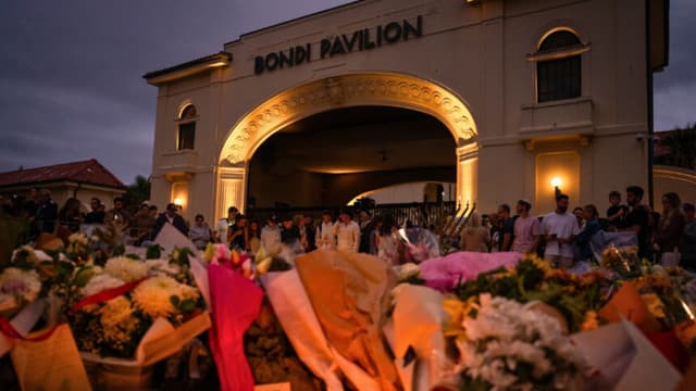 SYDNEY, AUSTRALIA - DECEMBER 16: Floral tributes and candles are placed at at Bondi Pavilion at Bondi Beach on December 16, 2025 in Sydney, Australia. Police say at least 15 people and one suspected gunman were killed and more than a dozen others injured when two attackers opened fire near a Hanukkah celebration at the world-famous Bondi Beach, in what authorities have declared a terrorist incident. The government is moving to tighten gun laws across the country. (Photo by Audrey Richardson/Getty Images)