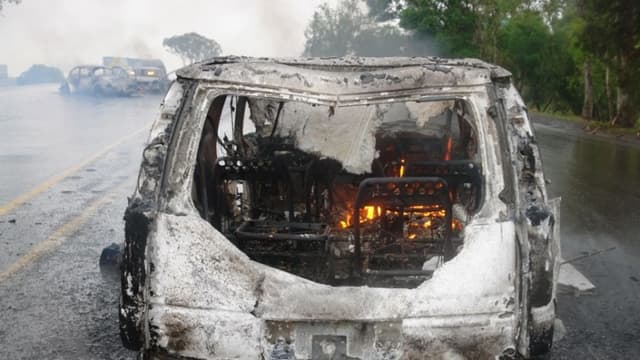 Imagen de archivo de un auto incendiado en el estado de Michoacán. (EFE/STR)