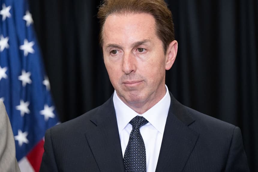 El subsecretario de Seguridad Nacional de Estados Unidos, Troy Edgar, habla con la prensa tras recibir al primer grupo de afrikáners sudafricanos que llegó para su reasentamiento en el Aeropuerto Internacional Washington-Dulles, en Dulles, Virginia, el 12 de mayo de 2025. (SAUL LOEB/AFP vía Getty Images)