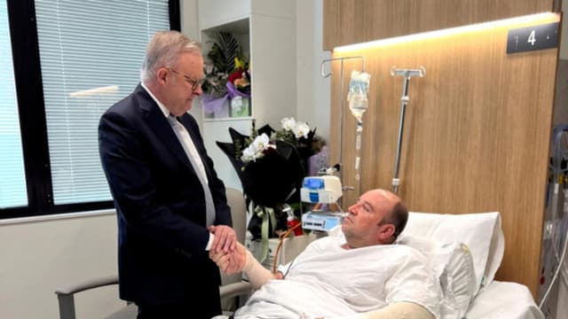 El primer ministro australiano, Anthony Albanese, visita a Ahmed al Ahmed, el transeúnte que se abalanzó sobre uno de los tiradores y le arrebató el rifle durante el tiroteo mortal en Bondi Beach, en el Hospital St George de Sídney, el 16 de diciembre de 2025. (Oficina del Primer Ministro/Handout vía Reuters)