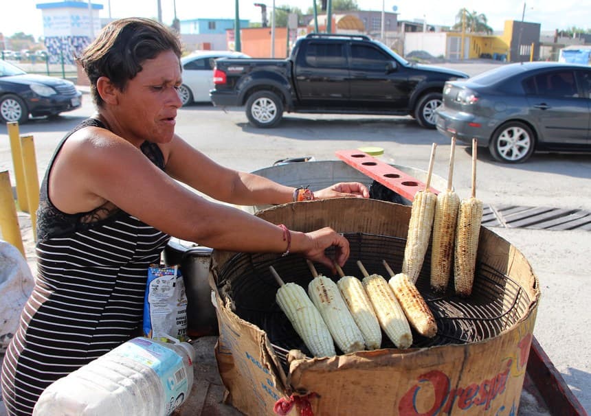 Una vendedora ambulante ofrece elotes en la ciudad de Reynosa en el estado de Tamaulipas (Imagen de archivo. EFE/Abraham Pineda-Jacome)
