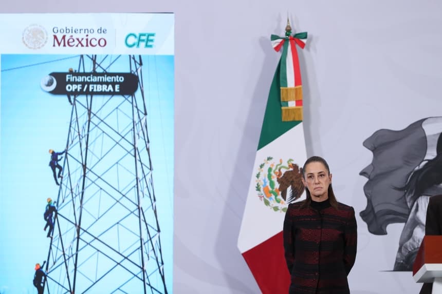 La presidenta de México, Claudia Sheinbaum, participa durante una rueda de prensa este miércoles en Palacio Nacional de la Ciudad de México. El gobierno de México anunció un paquete de inversiones públicas y privadas para el sector energético que iniciarán en 2026 y que superan los 12.000 millones de dólares, centrado en nueva capacidad de generación eléctrica con énfasis en renovables y en el fortalecimiento de redes de transmisión y distribución. (EFE/Mario Guzmán)