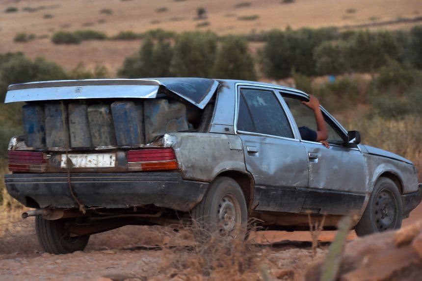 Imagen de archivo de contrabandistas de combustible. (FADEL SENNA/AFP via Getty Images)