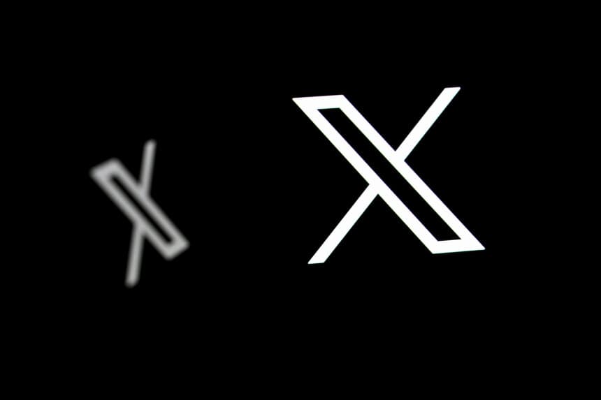 Esta fotografía ilustrativa muestra los logotipos de la red social X (antes Twitter) en Bruselas el 29 de septiembre de 2025. (Foto de Nicolas TUCAT / AFP) (Foto de NICOLAS TUCAT/AFP a través de Getty Images).