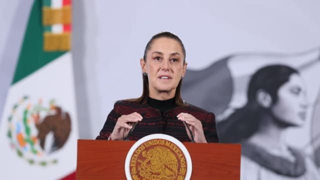 La presidenta de México, Claudia Sheinbaum, habla durante una rueda de prensa este miércoles, en Palacio Nacional de la Ciudad de México, México. (EFE/Mario Guzmán)