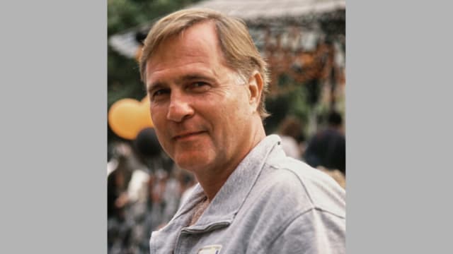 El actor estadounidense Gil Gerard, con una sudadera gris con cuello con cremallera y una etiqueta con su nombre pegada en el pecho, Estados Unidos, 1993. (Foto de Vinnie Zuffante/Getty Images).