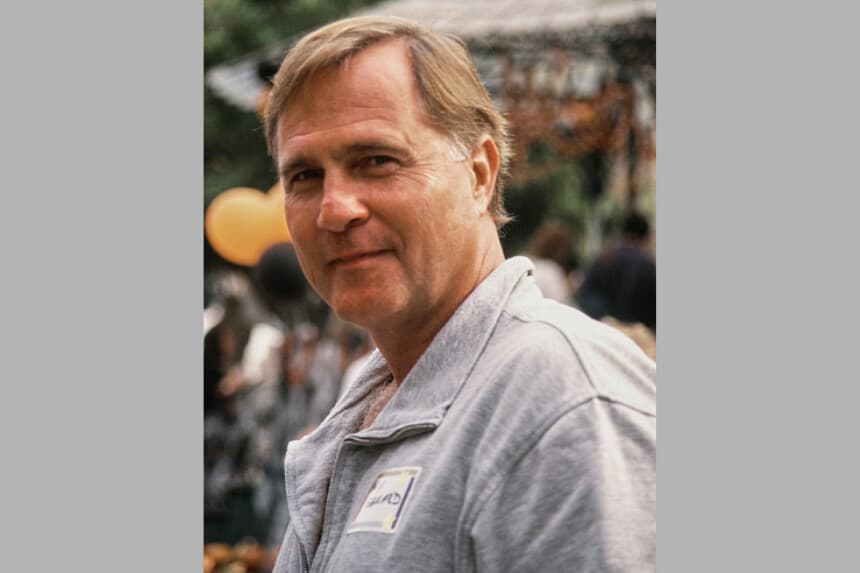 El actor estadounidense Gil Gerard, con una sudadera gris con cuello con cremallera y una etiqueta con su nombre pegada en el pecho, Estados Unidos, 1993. (Foto de Vinnie Zuffante/Getty Images).