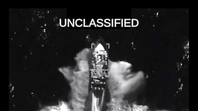 Captura de pantalla de un video en el que se ve un presunto barco narcotraficante siendo atacado por las fuerzas estadounidenses. (Comando Sur de los Estados Unidos).