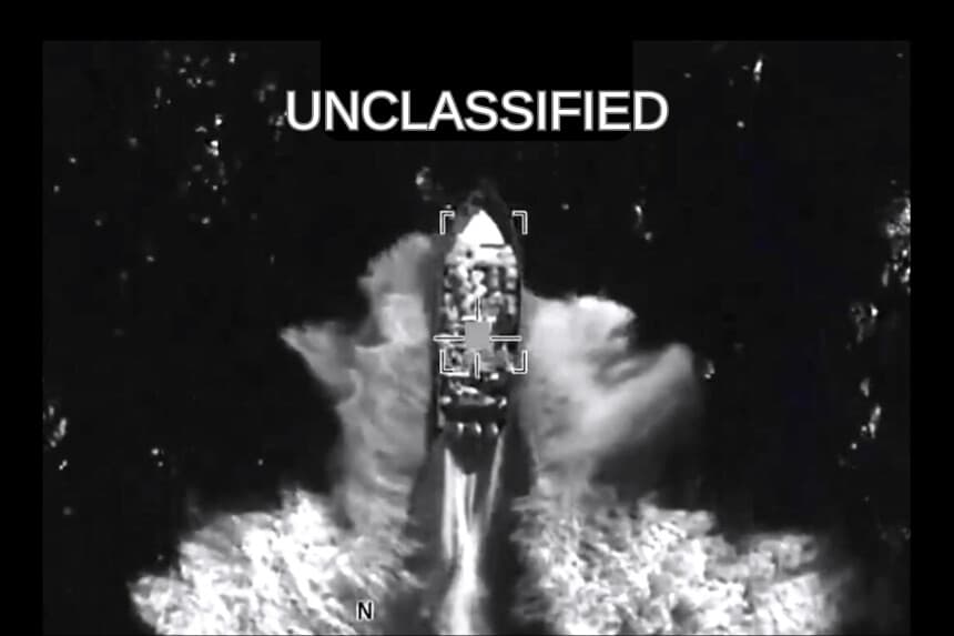 Captura de pantalla de un video en el que se ve un presunto barco narcotraficante siendo atacado por las fuerzas estadounidenses. (Comando Sur de los Estados Unidos).