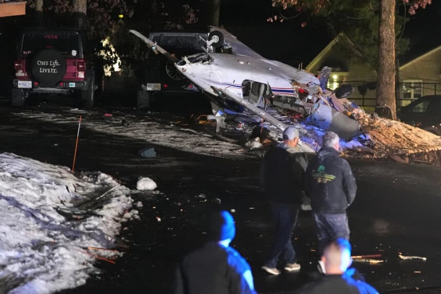 Los restos del avión yacen en una zona boscosa de Nashua, Nuevo Hampshire, el 17 de diciembre de 2025. (Charles Krupa/AP Photo)