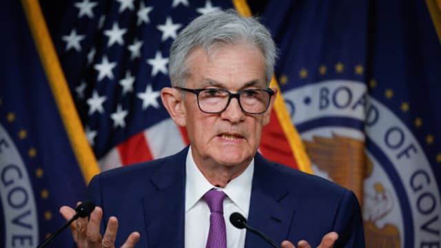 El presidente del Banco de la Reserva Federal, Jerome Powell, anuncia que los tipos de interés se mantendrán sin cambios durante una rueda de prensa celebrada en el edificio William McChesney Martin del banco el 1 de mayo de 2024 en Washington, D.C. (Chip Somodevilla/Getty Images).