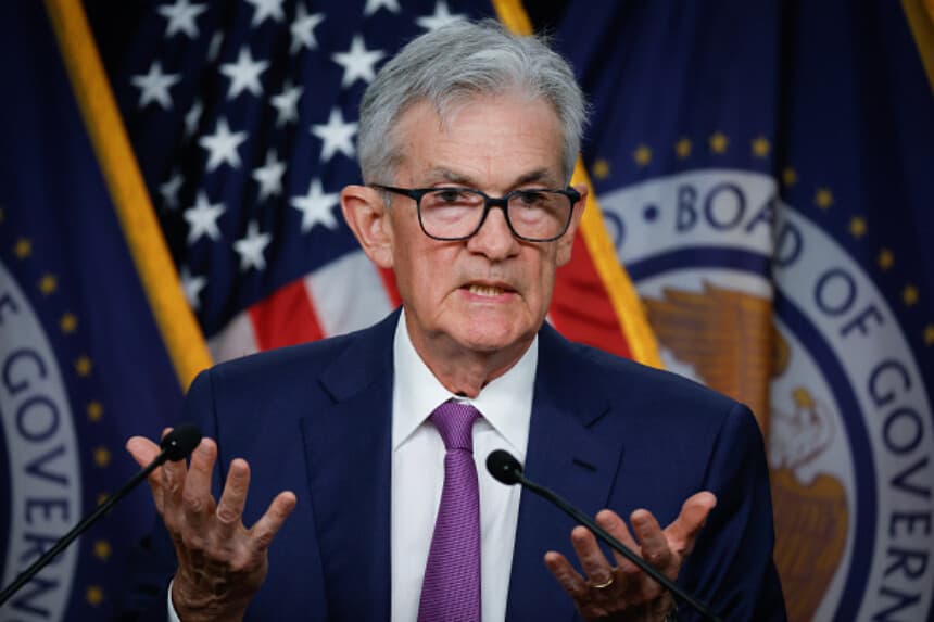 El presidente del Banco de la Reserva Federal, Jerome Powell, anuncia que los tipos de interés se mantendrán sin cambios durante una rueda de prensa celebrada en el edificio William McChesney Martin del banco el 1 de mayo de 2024 en Washington, D.C. (Chip Somodevilla/Getty Images).