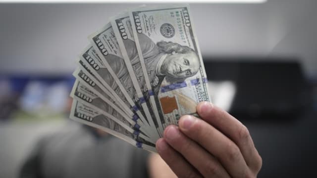 El peso rompe su racha de ganancias y regresa a las 18 unidades por dólar