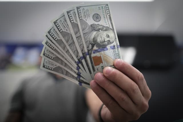 El peso rompe su racha de ganancias y regresa a las 18 unidades por dólar