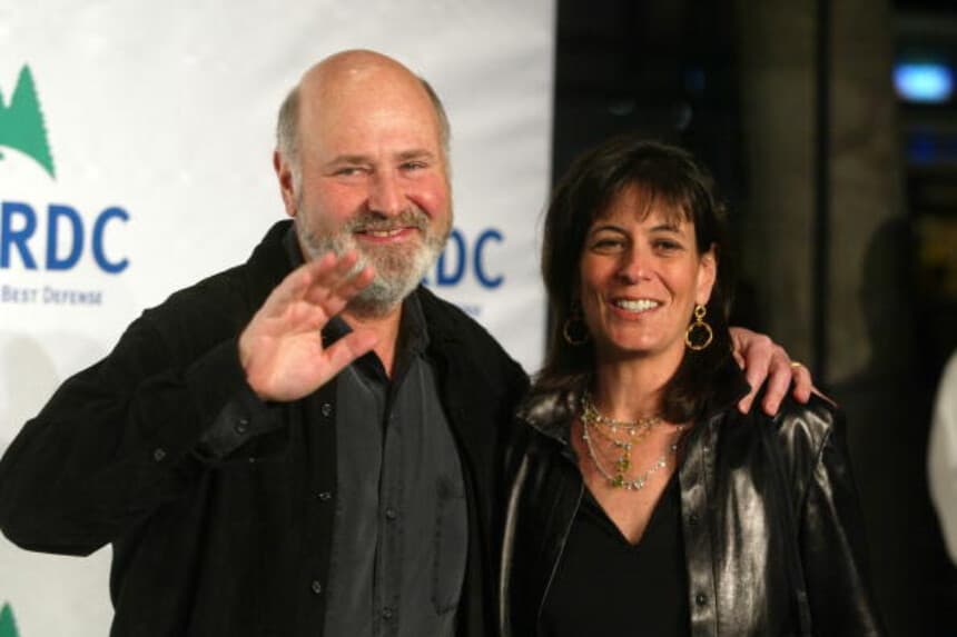 El actor y director Rob Reiner y su esposa Michelle llegan a un evento benéfico, el 6 de febrero de 2003 en Los Ángeles, California. (Foto de Kevin Winter/Getty Images).