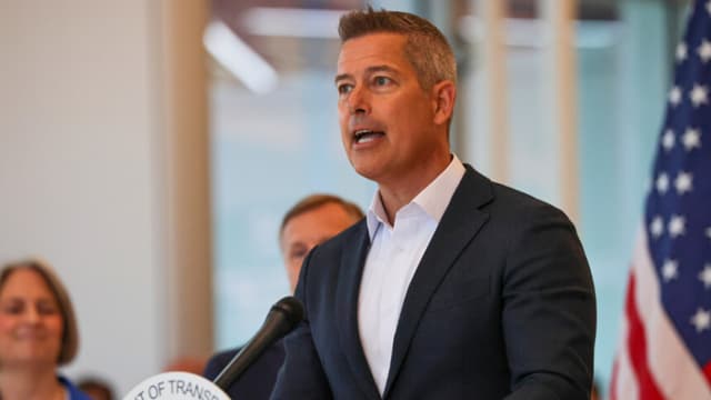 El secretario de Transporte presenta la estrategia nacional para aeronaves automatizadas