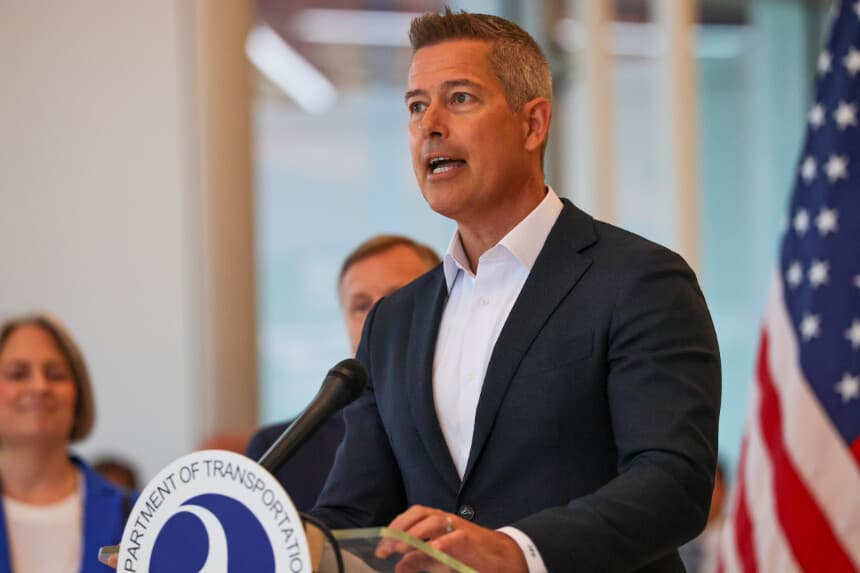 NEWARK, NUEVA JERSEY - 2 DE JUNIO: El secretario de Transporte, Sean Duffy, ofrece una rueda de prensa en el Aeropuerto Internacional Newark Liberty, donde anuncia la reapertura de una importante pista del aeropuerto, casi dos semanas antes de lo previsto, el 2 de junio de 2025 en Newark, Nueva Jersey. Los retrasos y las cancelaciones han afectado durante meses a Newark, uno de los aeropuertos más transitados del país. Las interrupciones en el control del tráfico aéreo, las obras en las pistas y el anuncio de United Airlines de que más del 20 % de los controladores de la FAA en Newark habían abandonado su puesto de trabajo han contribuido a los retrasos. (Foto de Spencer Platt/Getty Images).