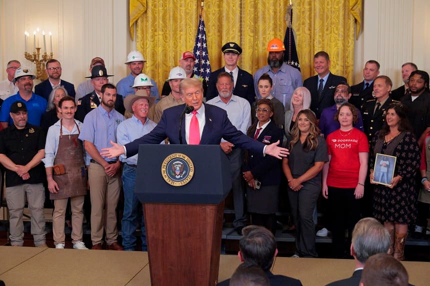 El presidente de los Estados Unidos, Donald Trump, pronuncia unas palabras mientras preside el evento "One, Big, Beautiful" en el Salón Este de la Casa Blanca el 26 de junio de 2025 en Washington, DC. Trump organizó un evento para instar a la aprobación de la "Gran y Hermosa Ley", la agenda fiscal y de gasto emblemática de Trump. (Chip Somodevilla/Getty Images)