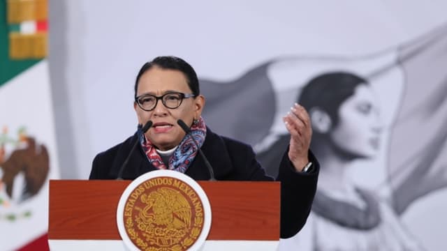 La secretaria de Gobernación, Rosa Icela Rodríguez, habla durante una rueda de prensa en Palacio Nacional de la Ciudad de México (EFE/Mario Guzmán)