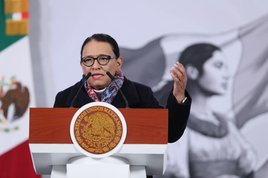 La secretaria de Gobernación, Rosa Icela Rodríguez, habla durante una rueda de prensa en Palacio Nacional de la Ciudad de México (EFE/Mario Guzmán)
