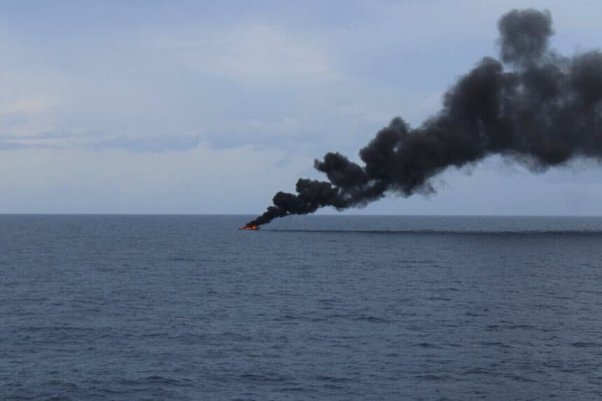 Una embarcación rápida se incendia al día siguiente de que la tripulación del buque guardacostas Diligence (WMEC 616) interceptara la embarcación sospechosa de tráfico de drogas en el mar Caribe el 7 de septiembre de 2025. (Cortesía de la Guardia Costera de Estados Unidos).