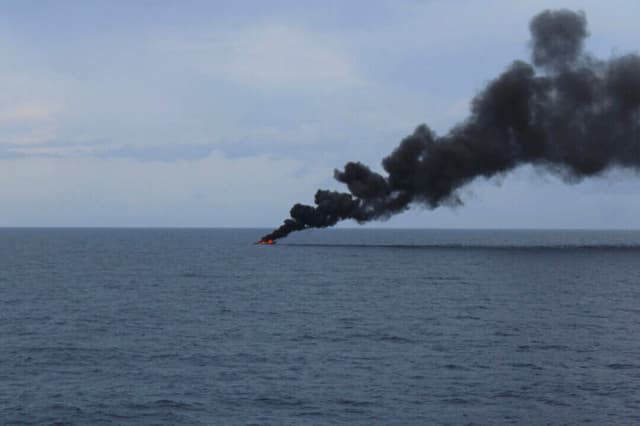 Una embarcación rápida se incendia al día siguiente de que la tripulación del buque guardacostas Diligence (WMEC 616) interceptara la embarcación sospechosa de tráfico de drogas en el mar Caribe el 7 de septiembre de 2025. (Cortesía de la Guardia Costera de Estados Unidos).