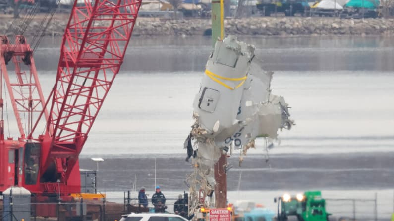 Gobierno de EE. UU. admite fallas de FAA y Ejército en accidente aéreo que causó muerte de 67 personas