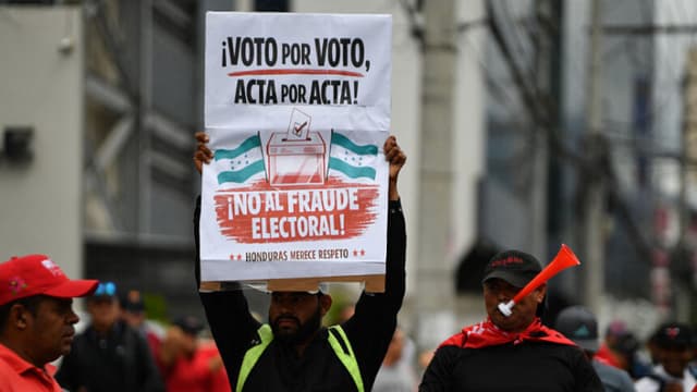 Partidarios del partido gobernante Libertad y Refundación (LIBRE) se reúnen frente a la Casa Presidencial en apoyo a la presidenta hondureña Xiomara Castro y en contra del fraude electoral en Tegucigalpa, el 17 de diciembre de 2025. Miles de simpatizantes del partido de izquierda saliente de Honduras organizaron una manifestación en la capital para protestar por lo que consideran un fraude en las elecciones presidenciales, cuyo ganador sigue sin conocerse más de dos semanas después de la votación. (Orlando SIERRA / AFP vía Getty Images)