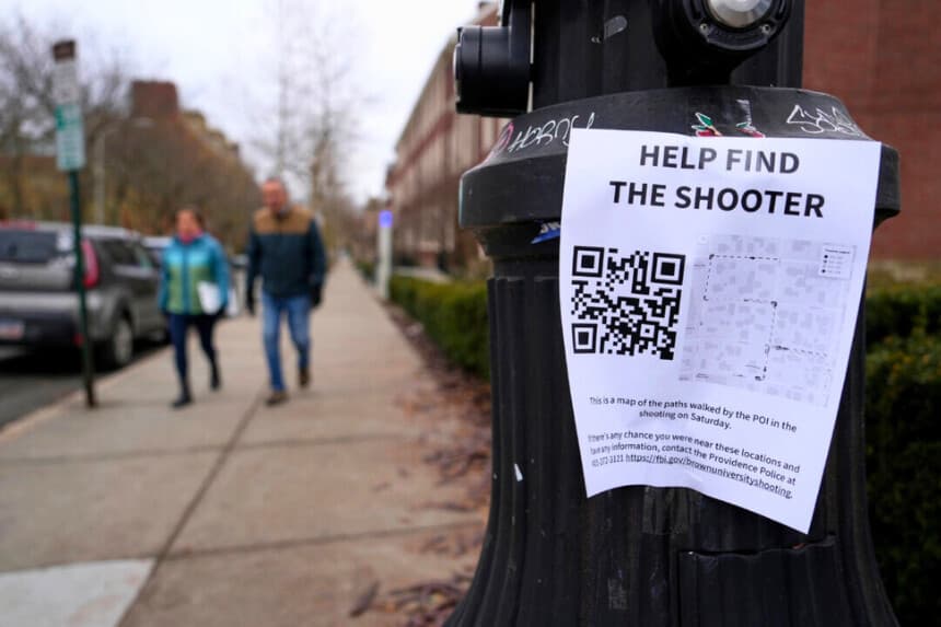 Un cartel en el que se solicita información sobre el sospechoso del tiroteo en el campus, visto en el campus de la Universidad Brown en Providence, Rhode Island, el 17 de diciembre de 2025. (Robert F. Bukaty/AP Photo).