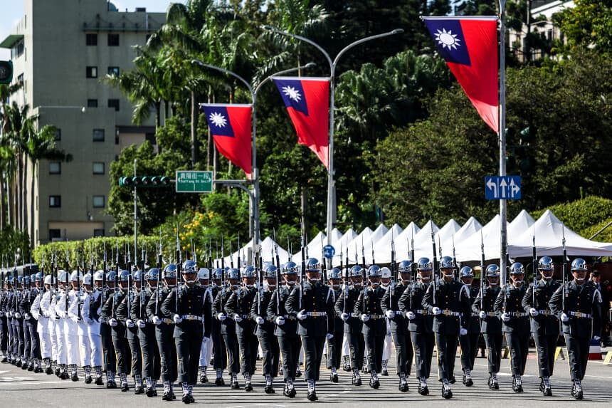 Una guardia de honor desfila durante las celebraciones del Día Nacional frente al Palacio Presidencial en Taipéi el 10 de octubre de 2025. (I-HWA CHENG/AFP a través de Getty Images)