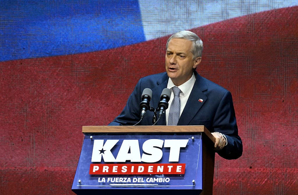 El candidato presidencial chileno José Antonio Kast, del Partido Republicano, pronuncia un discurso al celebrar los resultados de la segunda vuelta de las elecciones presidenciales en Santiago el 14 de diciembre de 2025. (Eitan ABRAMOVICH / AFP vía Getty Images)