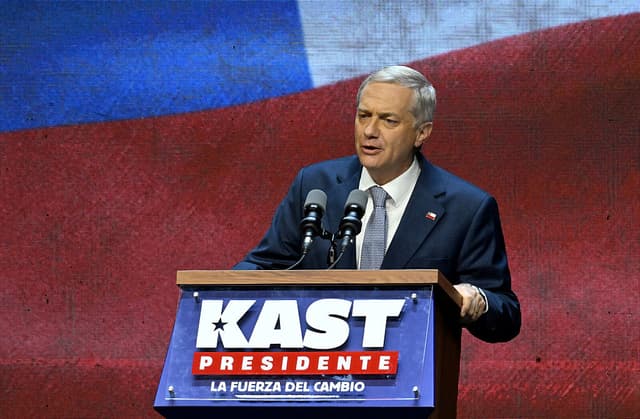 El candidato presidencial chileno José Antonio Kast, del Partido Republicano, pronuncia un discurso al celebrar los resultados de la segunda vuelta de las elecciones presidenciales en Santiago el 14 de diciembre de 2025. (Eitan ABRAMOVICH / AFP vía Getty Images)