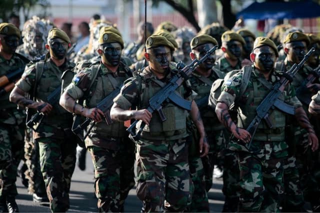 Miembros del Ejército Nicaragüense marchan durante un desfile militar para conmemorar el 43.º aniversario de la fundación del Ejército Nicaragüense en Managua, el 3 de septiembre de 2022. (OSWALDO RIVAS/AFP vía Getty Images)