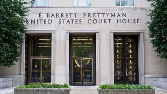 El Palacio de Justicia E. Barrett Prettyman de los Estados Unidos, sede de la Corte Federal de Distrito y la Corte de Apelaciones del Circuito del Distrito de Columbia, en Washington, D.C., el 3 de noviembre de 2025. El juicio contra un hombre acusado de lanzar un sándwich a un agente federal en agosto de 2025 está previsto que comience esta semana en Washington. (Foto de SAUL LOEB / AFP) (Foto de SAUL LOEB/AFP a través de Getty Images).