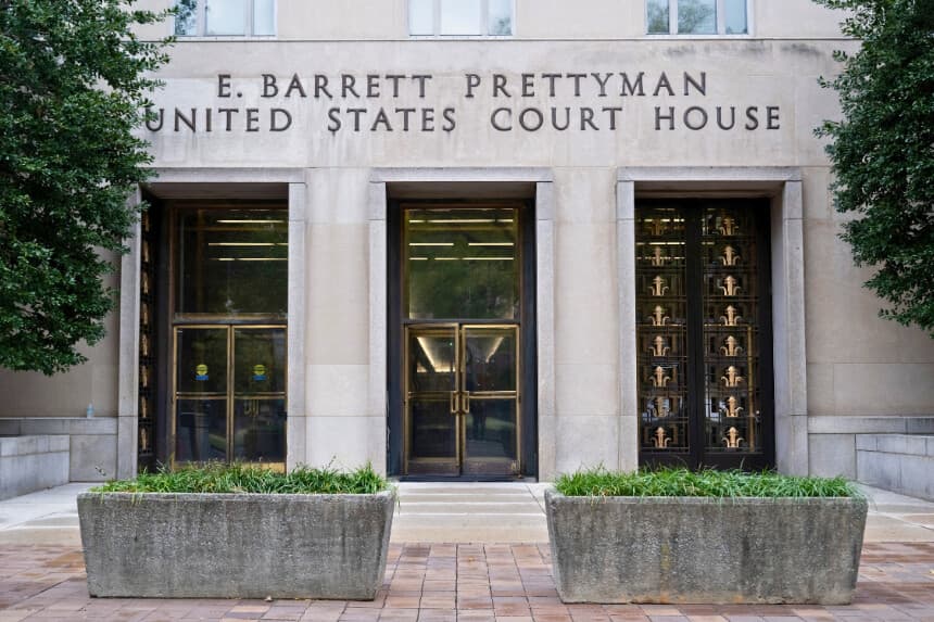 El Palacio de Justicia E. Barrett Prettyman de los Estados Unidos, sede de la Corte Federal de Distrito y la Corte de Apelaciones del Circuito del Distrito de Columbia, en Washington, D.C., el 3 de noviembre de 2025. El juicio contra un hombre acusado de lanzar un sándwich a un agente federal en agosto de 2025 está previsto que comience esta semana en Washington. (Foto de SAUL LOEB / AFP) (Foto de SAUL LOEB/AFP a través de Getty Images).