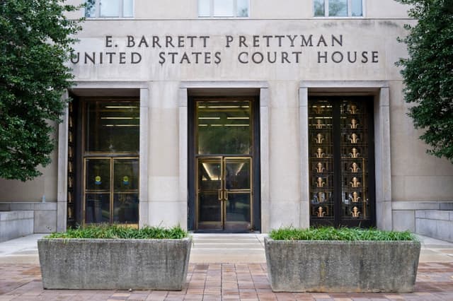 El Palacio de Justicia E. Barrett Prettyman de los Estados Unidos, sede de la Corte Federal de Distrito y la Corte de Apelaciones del Circuito del Distrito de Columbia, en Washington, D.C., el 3 de noviembre de 2025. El juicio contra un hombre acusado de lanzar un sándwich a un agente federal en agosto de 2025 está previsto que comience esta semana en Washington. (Foto de SAUL LOEB / AFP) (Foto de SAUL LOEB/AFP a través de Getty Images).