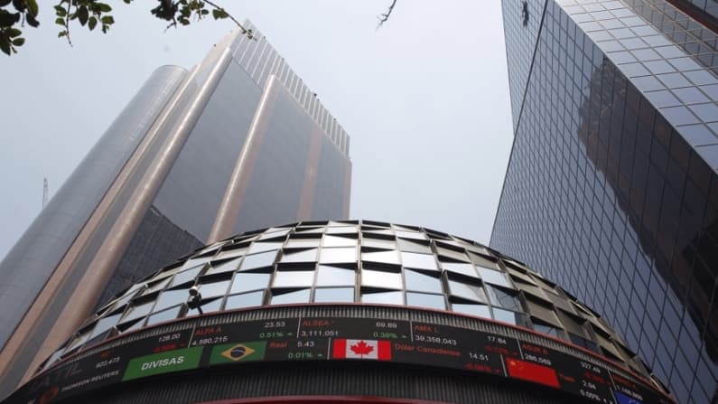 Alza bursátil: El índice mexicano gana 2.05 % y llega a 63.807 unidades