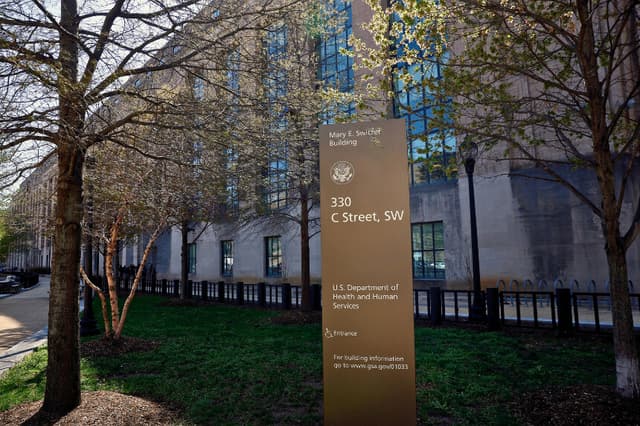 Autoridades de salud buscan recortar fondos a procedimientos transgénero en menores