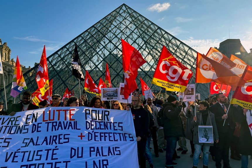 Movilizaciones sindicales ante el Museo del Louvre. (EFE/ Edgar Sapiña Manchado.)
