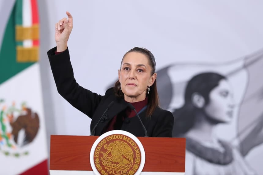 La presidenta de México, Claudia Sheinbaum, reacciona durante una rueda de prensa este viernes, en el Palacio Nacional de Ciudad de México (EFE/ Mario Guzmán)