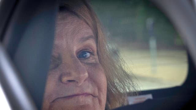 MILWAUKEE, WISCONSIN - 15 DE MAYO: La jueza del circuito del condado de Milwaukee, Hannah Dugan, sale de la corte federal de Milwaukee el 15 de mayo de 2025 en Milwaukee, Wisconsin. La jueza Dugan compareció ante la corte federal para responder a los cargos de haber ayudado a Eduardo Flores-Ruiz, un inmigrante indocumentado, a eludir su arresto federal mientras comparecía en su sala el 18 de abril. (Foto de Scott Olson/Getty Images).