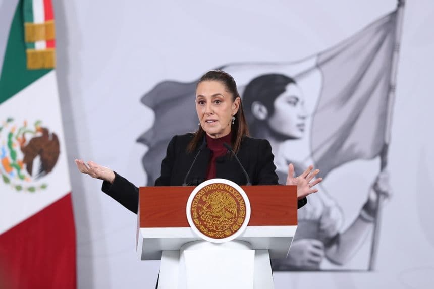 La presidenta de México Claudia Sheinbaum, habla durante una rueda de prensa este viernes en Palacio Nacional de la Ciudad de México, México. (EFE/Mario Guzmán)